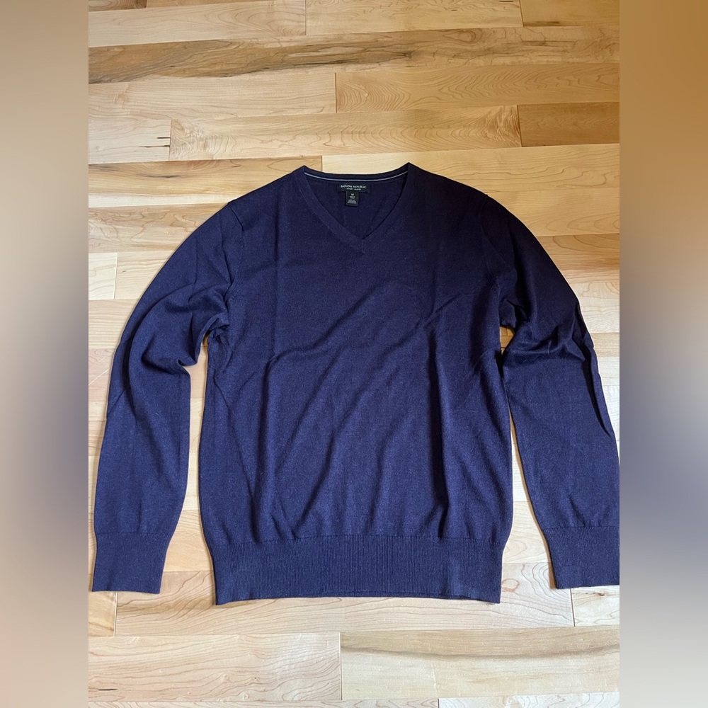 Banana Republic dark blue men’s v-neck sweater, luxury blend